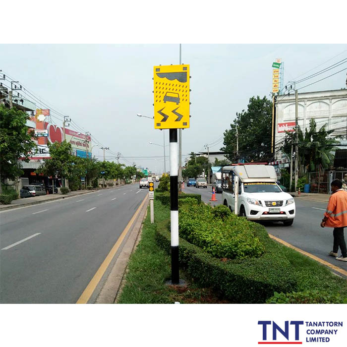 slipery warning sign - ex ป้ายเตือนถนนลื่น